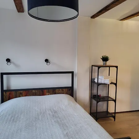 By The River アパート