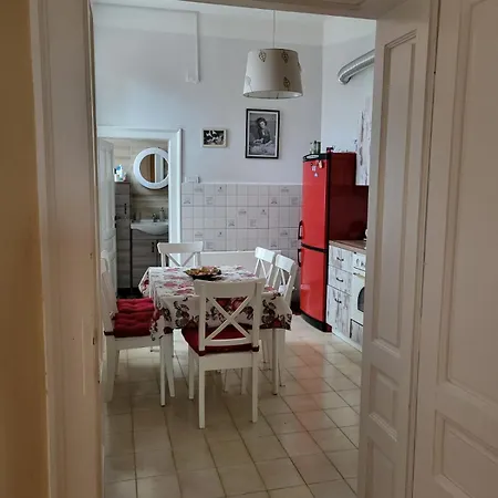 By The River アパート