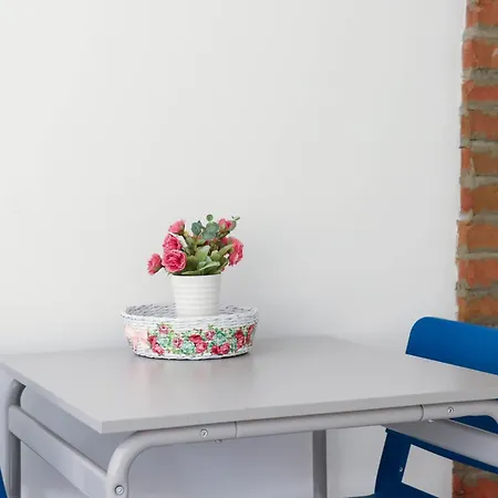 By The River アパート