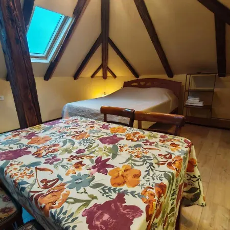 アパート By The River