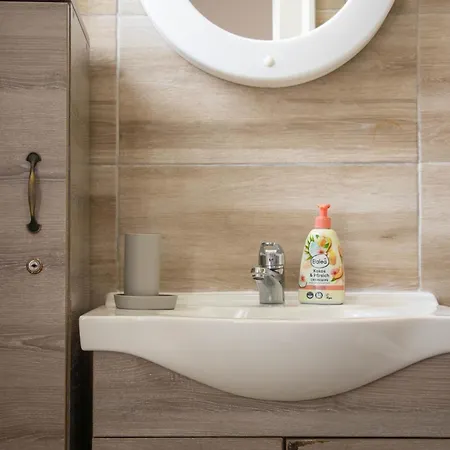 アパート By The River